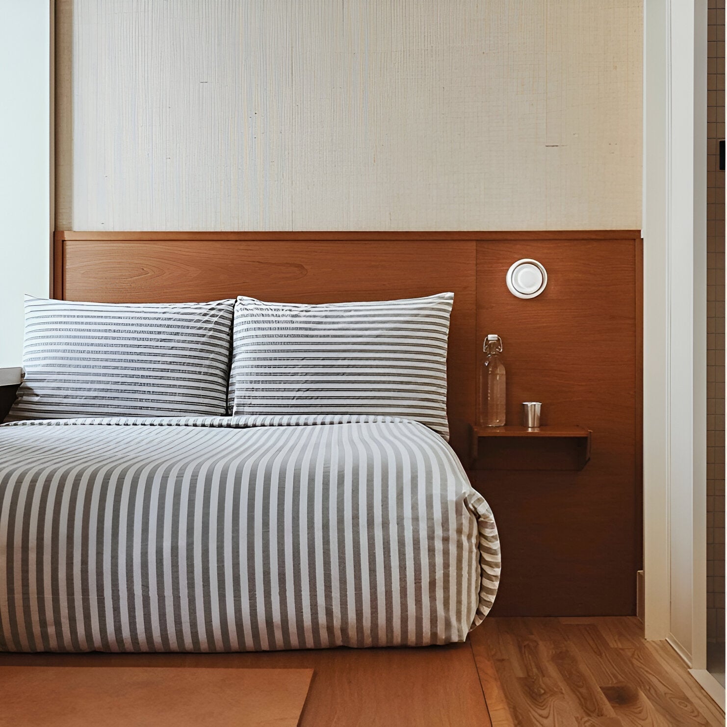 Nordic Acrylic Wall Sconce with Round Ambient Glow