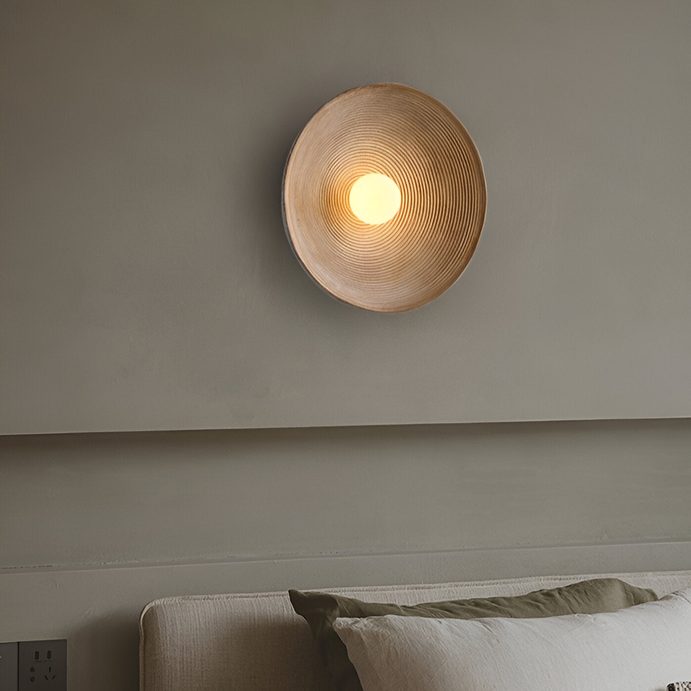 Resin Ribbed Round Wall Sconce with Globe Light